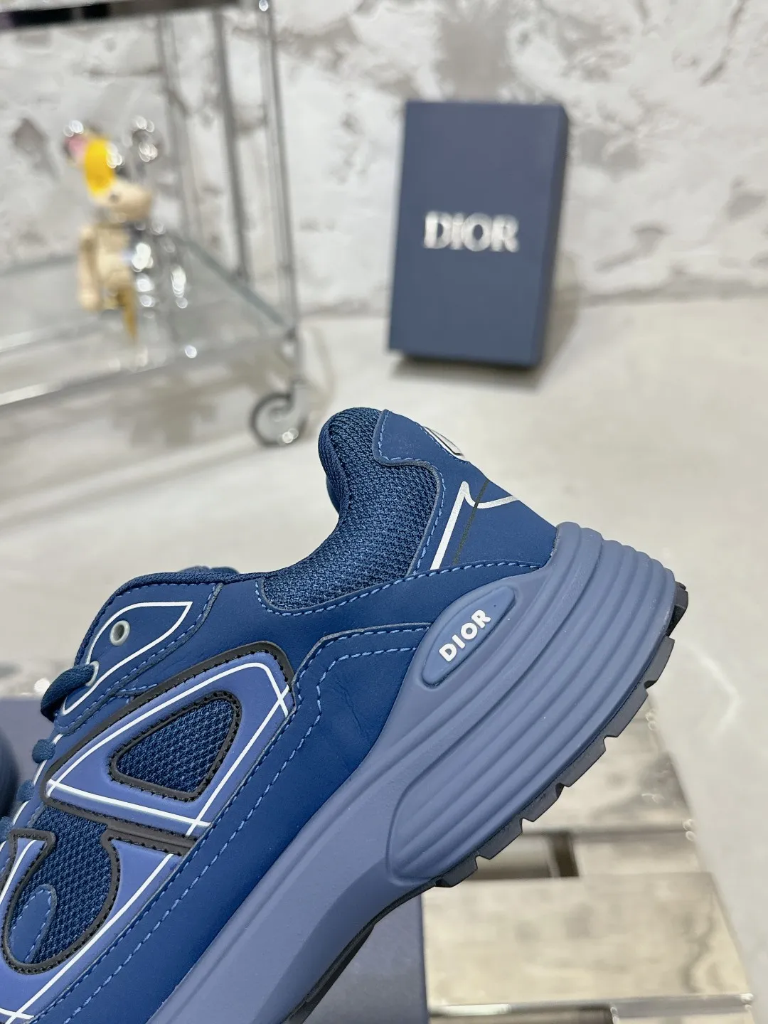 Men's men's shoes 💰600❤️❤️❤️High version Dior Dior's latest color matching B30 series reflective dad sneakers original 17380💰 purchased for development and production Brand new B30 sneakers Dad Shoes style shoes that follow the trend of the retro market The Dior logo on the tongue also indicates that this pair of shoes is the B30 model! B30 uses fine-textured leather and mesh cloth materials to form a shoe body. There are conspicuous letters CD on both sides of the shoe body to indicate identity. Many lines on the shoe body outline details to make the shoes look less monotonous and full of retro flavor. The delivery counter is exquisitely packaged🛍📦 ▪️Fabric: Original customized technical fabric + mesh ▪️Inner lining: Customized breathable lining ▪️Outsole: Original molded IP foam + TPU outsole ▪️Sole thickness: 3.5CM ▪️Size: Women’s size 35-40 / Men’s size 39-46